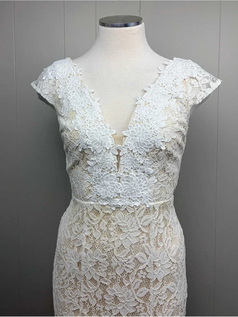 Lulus NWT Ivory Lace Mermaid Wedding Gown XXS Deep V Bridal Dress